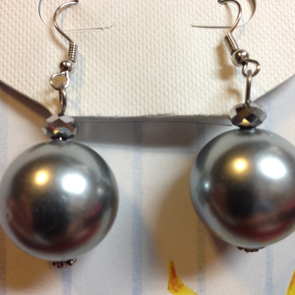 Pearl In A Grayish Metallic Tone Drop Earrings - Picture 2 of 8